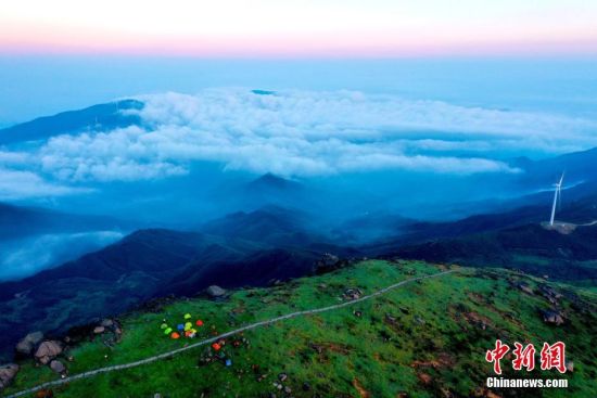 江西玉华山壮美日出云海景观吸引游客观赏