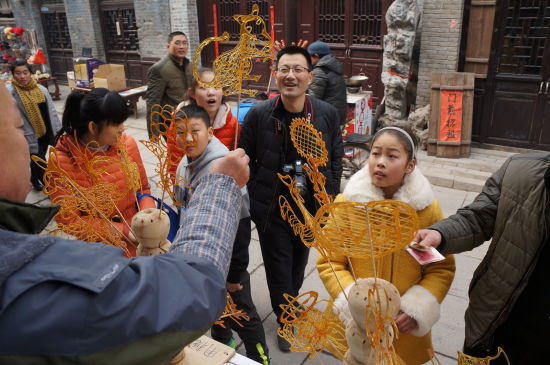 传统的捏糖人让孩子们既好奇又垂涎.