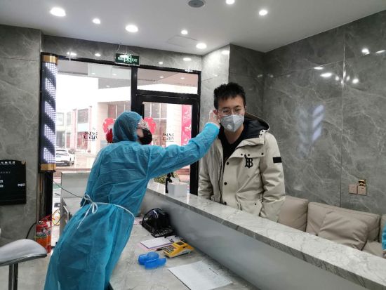 每位顾客进店后都要先进行消毒,测温,登记,理发时的座位至少相隔1.