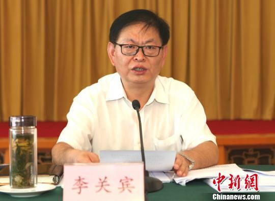 山东省工商行政管理局局长李关宾介绍相关情况. 闫栋 摄