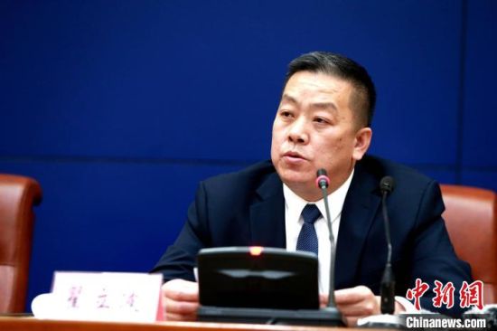 济南市市中区委副书记,区长翟立波在发布会上介绍有关情况. 梁犇 摄