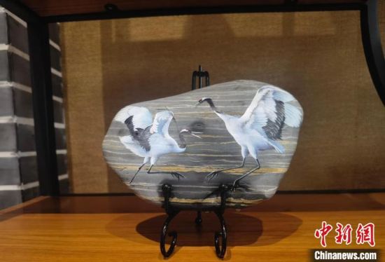 兰州美术老师巧借石纹作画 引黄河文化深入课堂