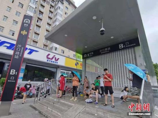 图为郑州地铁五号线沙口路站出站口. 中新社记者 李贵刚 摄