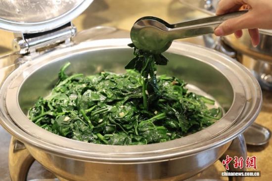 12��2�գ�ɽ�����ϵ�һ�����������ʳ��Ʒ��˪�򲤲ˡ������� ��