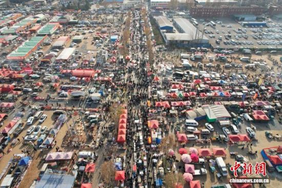 ����12��8�գ�ɽ��ʡ�����У����ڳ��β��ݴ󼯡�(���˻���Ƭ)��������� ���� ��