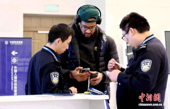 ����ɽ���߼���վ������ԱΪ����οͰ����뾳������ɽ���߼칩ͼ