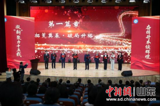 ����ϣ�9λ��ʦ������У�Ѵ�����ʫ���е���ʽ�����齲��ѧԺ��չ�����еĸ��˹��¡�ѧԺ��ͼ��