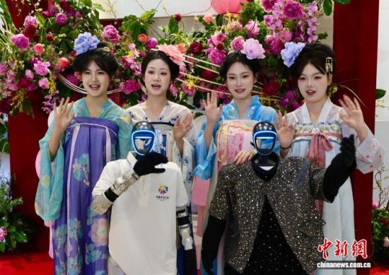 ����죬����������غ����Ĺ�����Ա������˹�ͬ��ӭ�����������������ĵ���������� ��